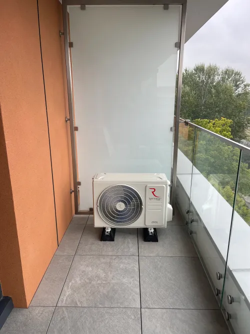 Instalacja jednostki zewnętrznej klimatyzacji zamontowanej na ścianie budynku
