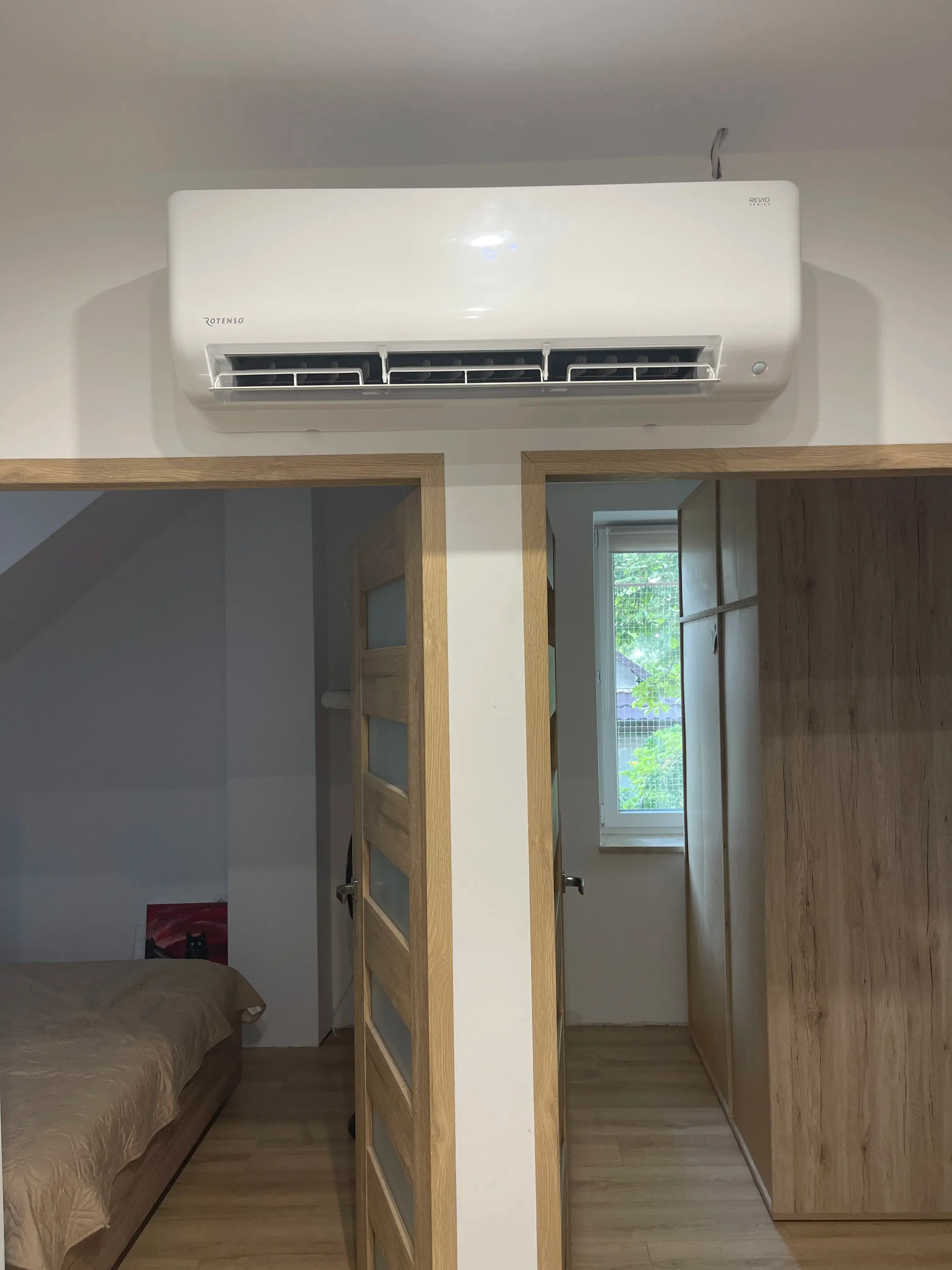 Instalacja klimatyzacji w korytarzu - rozwiązanie zapewniające komfort w strefie komunikacyjnej domu