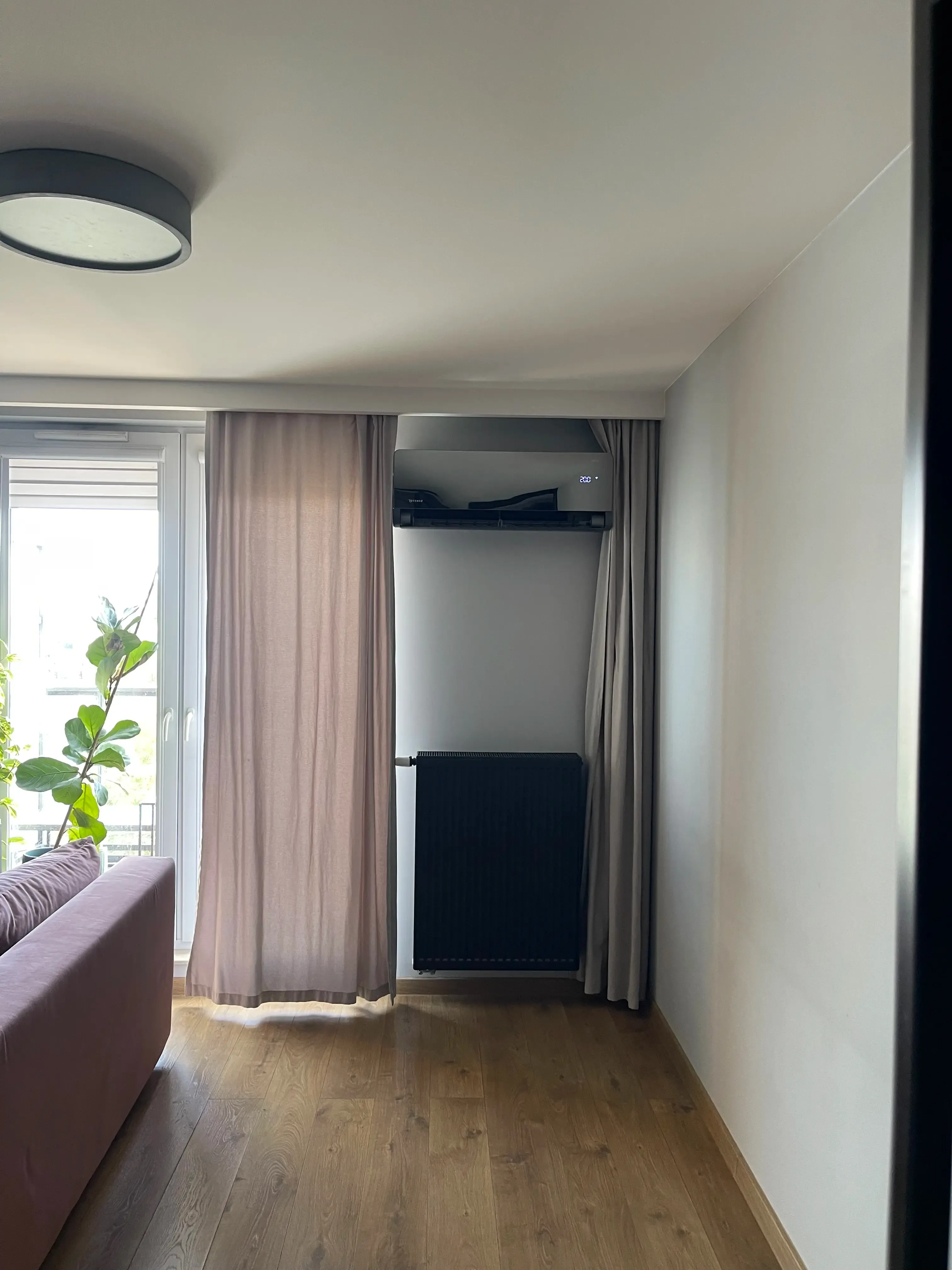 Montaż klimatyzacji w salonie - eleganckie rozwiązanie zapewniające komfort cieplny w głównym pomieszczeniu domu