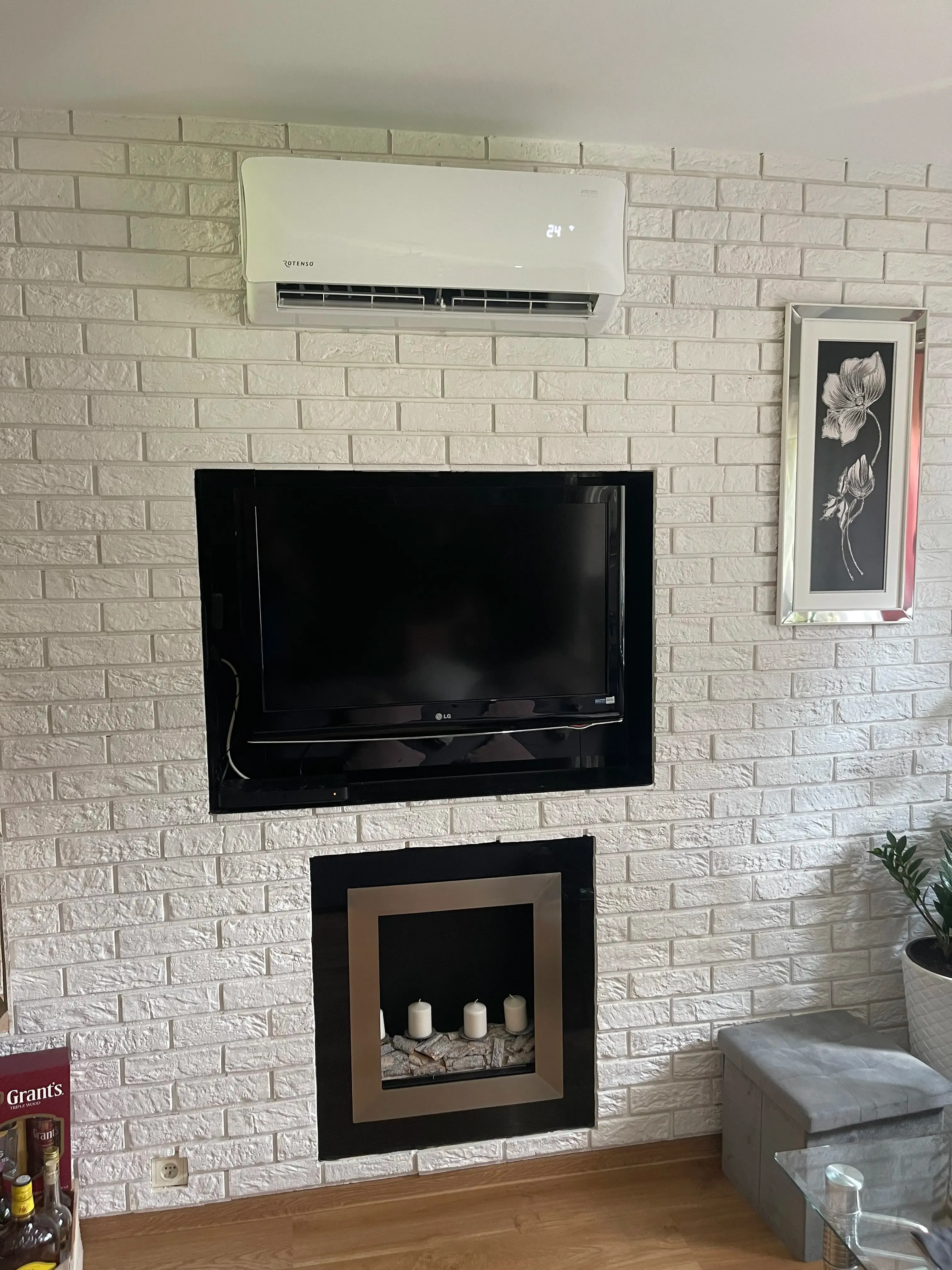Montaż klimatyzacji w salonie nad telewizorem - praktyczne rozmieszczenie zapewniające optymalną cyrkulację powietrza