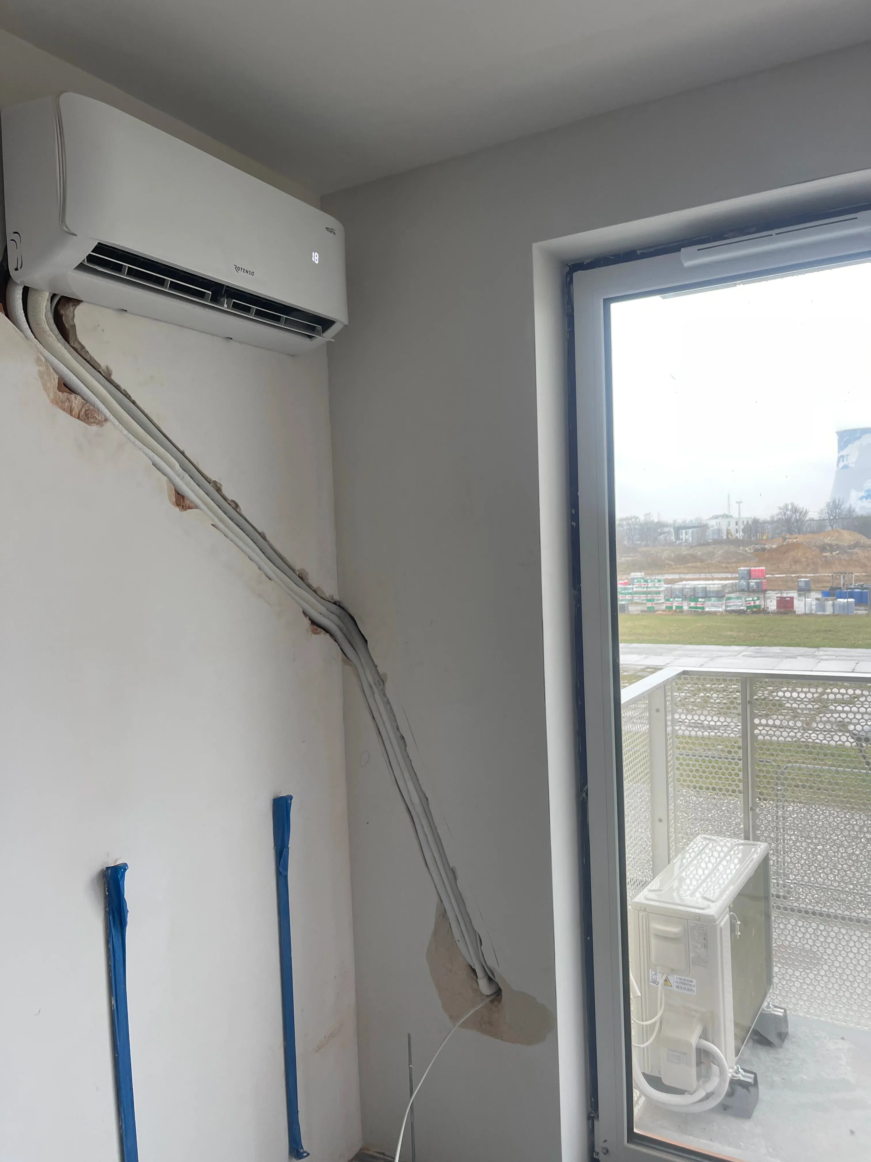Montaż klimatyzacji z widocznym otworem montażowym - zdjęcie z etapu prac instalacyjnych